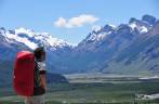 Admirando a paisagem da trilha para a Laguna de Los Tres, no parque Los Glaciares, região de El Chaltén, no sul da patagonia argentina